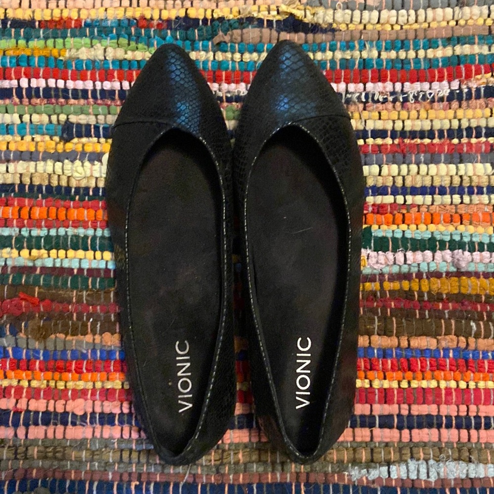 Vionic pointed flats